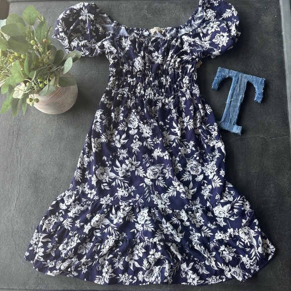 Liberty Love Dresses & Skirts - NWT Liberty Love Floral Smocked Midi Dress - Size Large